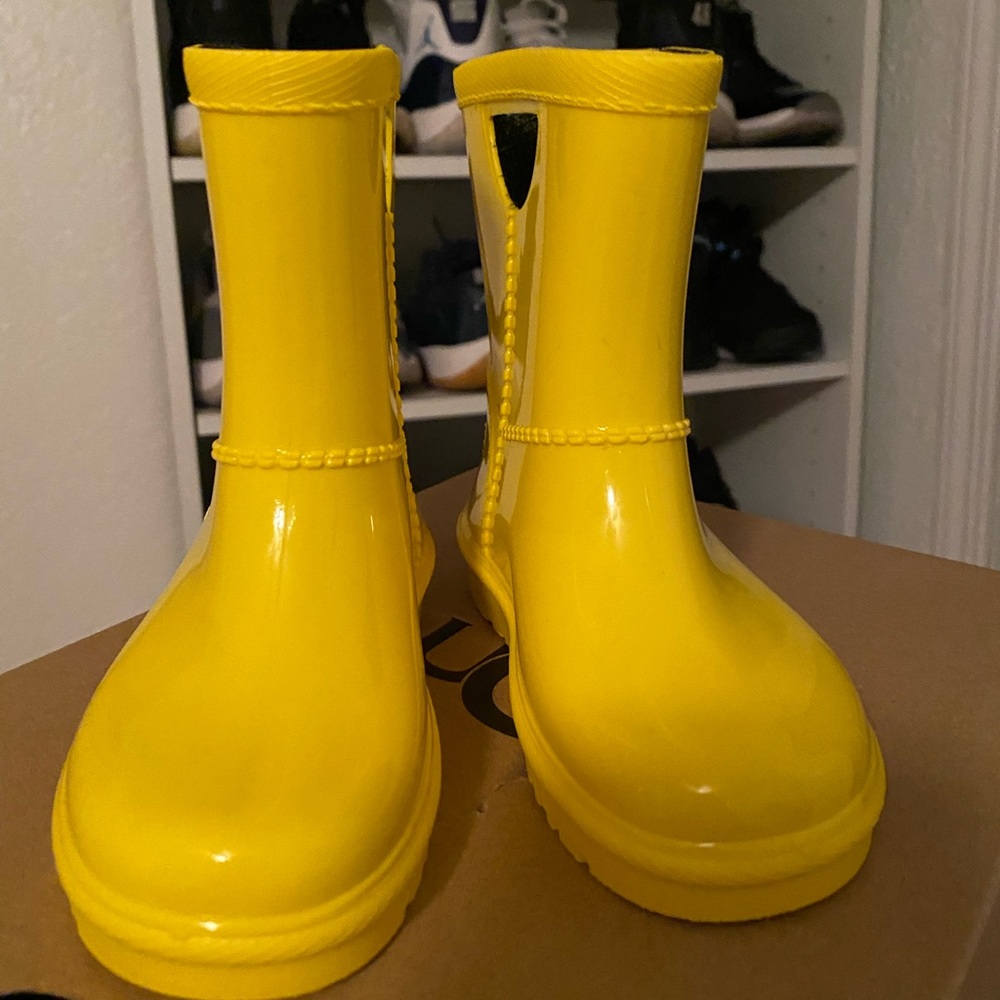 NWT Ugg rain boots. 💛